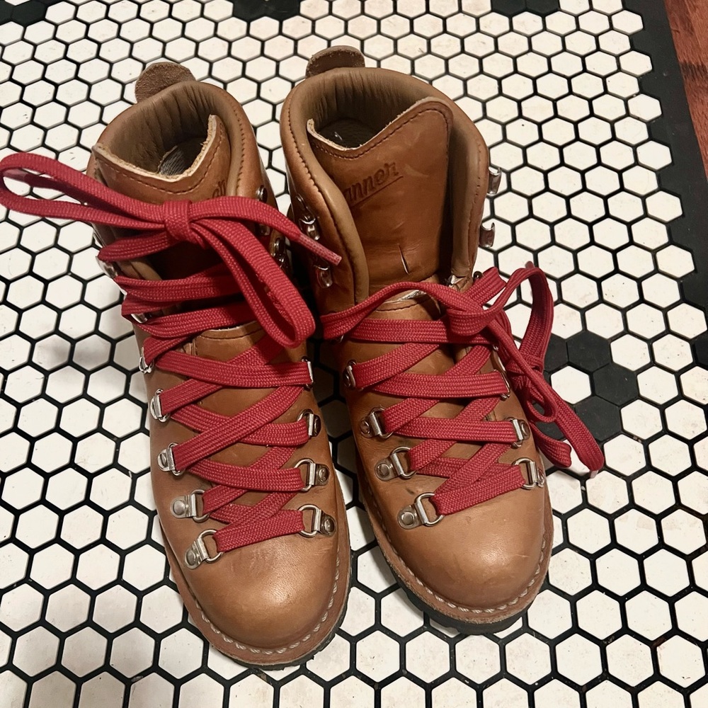 6.5 Danner Mountain Light Cascade with Red Laces, Almost New